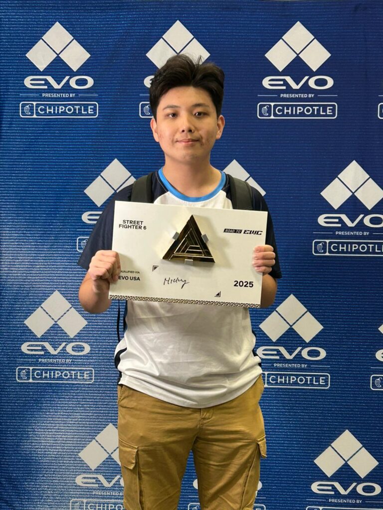 在很多人眼中，電競仍然很容易被一句「打機」概括；但對《街頭霸王6》電競選手陳柏賢（Micky）而言，這是一條用熱愛起步、靠日復一日的訓練站穩的路。更難得的是，他在17歲、正面對DSE與密集賽程的交叉口時，談的不是「一搏成名」，而是如何在不穩定的產業裡保持謙虛、保持學習，同時為自己準備好下一步。這次專訪，我們跟著Micky回到他接觸《街霸》的起點，也走到他站上國際舞台的高光時刻，並聽他說清楚：電競選手真正的底氣，從來不只來自天份。