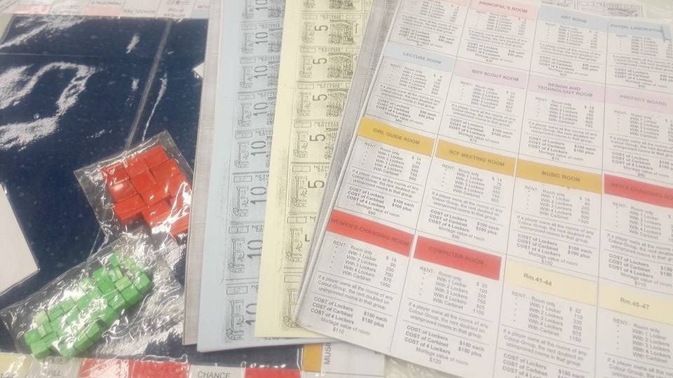 很多人以為做桌遊的人，都是從小就「沉迷遊戲」那一種。桌遊學苑創辦人甄炯雄 Charles卻說，他的起點更像是「需要一個出口」。他一直是偏活動型的人：喜歡組織、喜歡搞活動、喜歡把同學拉在一起做點事。桌遊之於他，後來不只是娛樂，而是一種把人重新聚回來的媒介。