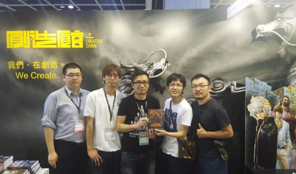 談到桌遊出版，很多人只看到盒面設計與玩法，卻很少看見背後更現實的一面：渠道、定價、語言、印量、庫存、宣傳節奏。桌遊學苑創辦人甄炯雄 Charles在 2010 年成立 TIME2PLAY，最早的工作其實是「做代理、推市場」——把外面的好遊戲帶入來，嘗試建立本地玩家的選擇。