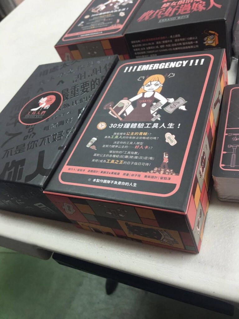 談到桌遊出版，很多人只看到盒面設計與玩法，卻很少看見背後更現實的一面：渠道、定價、語言、印量、庫存、宣傳節奏。桌遊學苑創辦人甄炯雄 Charles在 2010 年成立 TIME2PLAY，最早的工作其實是「做代理、推市場」——把外面的好遊戲帶入來，嘗試建立本地玩家的選擇。