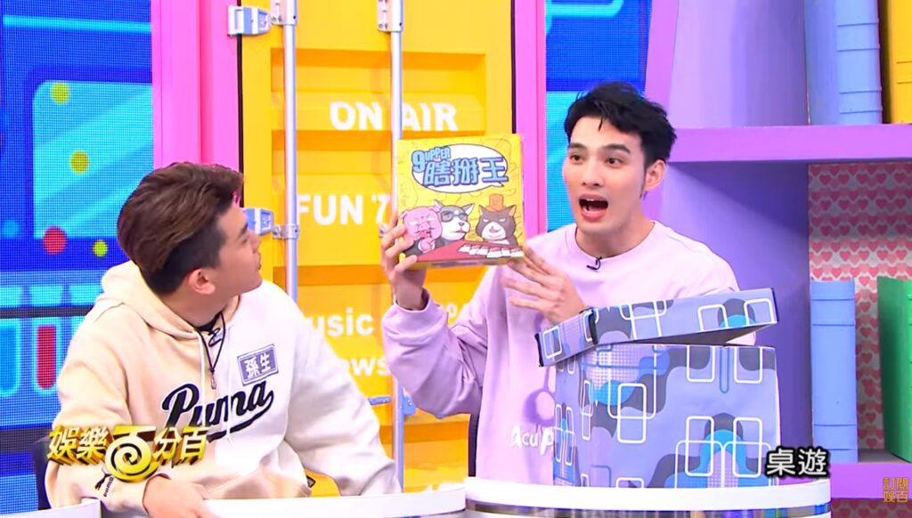 談到桌遊出版，很多人只看到盒面設計與玩法，卻很少看見背後更現實的一面：渠道、定價、語言、印量、庫存、宣傳節奏。桌遊學苑創辦人甄炯雄 Charles在 2010 年成立 TIME2PLAY，最早的工作其實是「做代理、推市場」——把外面的好遊戲帶入來，嘗試建立本地玩家的選擇。