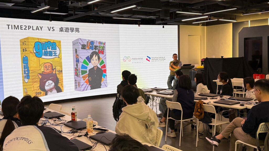 若說出版與市場教會桌遊學苑創辦人甄炯雄 Charles怎樣面對現實,那麼教育這條路,則是把他拉回「為甚麼要做」的核心。他提到自己成為父親後,看孩子成長、也看見不少家庭在學習上的焦慮:孩子不是不聰明,而是「提不起勁」。疫情期間改成 Zoom 上課,那種落差更明顯——螢幕對面安靜、分心、被動,老師用力講,學生未必有力接。