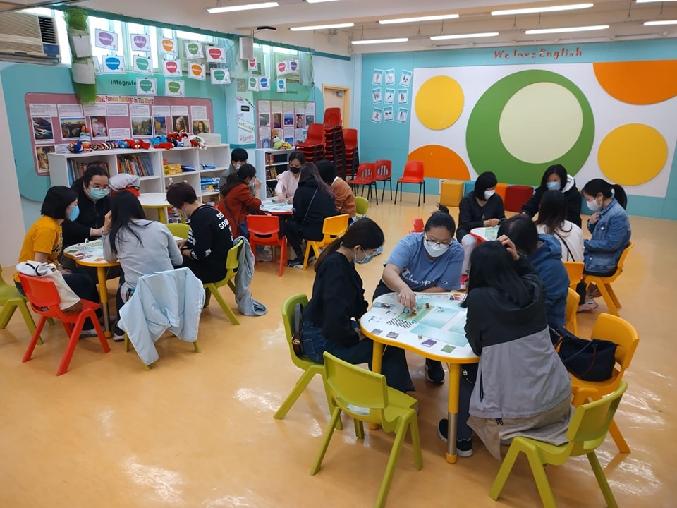 若說出版與市場教會桌遊學苑創辦人甄炯雄 Charles怎樣面對現實,那麼教育這條路,則是把他拉回「為甚麼要做」的核心。他提到自己成為父親後,看孩子成長、也看見不少家庭在學習上的焦慮:孩子不是不聰明,而是「提不起勁」。疫情期間改成 Zoom 上課,那種落差更明顯——螢幕對面安靜、分心、被動,老師用力講,學生未必有力接。