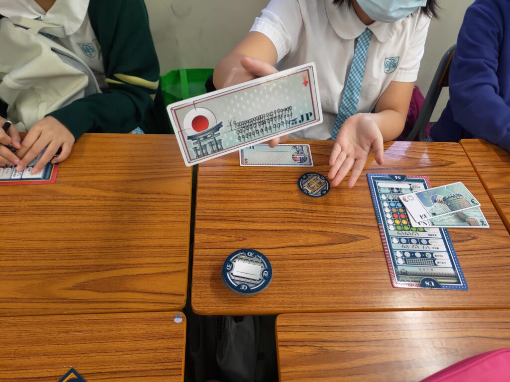 談到桌遊出版，很多人只看到盒面設計與玩法，卻很少看見背後更現實的一面：渠道、定價、語言、印量、庫存、宣傳節奏。桌遊學苑創辦人甄炯雄 Charles在 2010 年成立 TIME2PLAY，最早的工作其實是「做代理、推市場」——把外面的好遊戲帶入來，嘗試建立本地玩家的選擇。