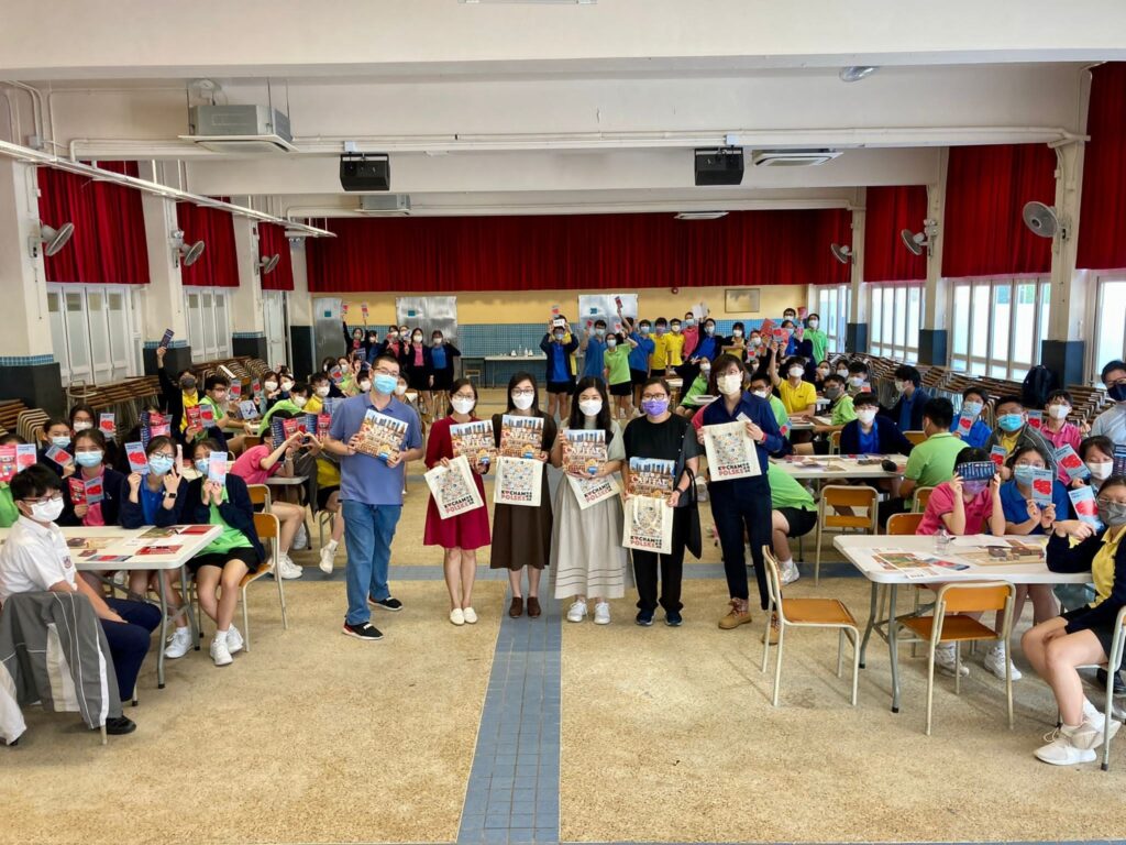 若說出版與市場教會桌遊學苑創辦人甄炯雄 Charles怎樣面對現實,那麼教育這條路,則是把他拉回「為甚麼要做」的核心。他提到自己成為父親後,看孩子成長、也看見不少家庭在學習上的焦慮:孩子不是不聰明,而是「提不起勁」。疫情期間改成 Zoom 上課,那種落差更明顯——螢幕對面安靜、分心、被動,老師用力講,學生未必有力接。