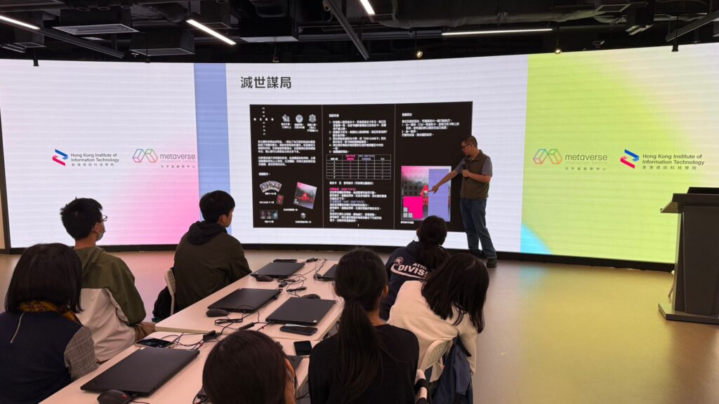若說出版與市場教會桌遊學苑創辦人甄炯雄 Charles怎樣面對現實,那麼教育這條路,則是把他拉回「為甚麼要做」的核心。他提到自己成為父親後,看孩子成長、也看見不少家庭在學習上的焦慮:孩子不是不聰明,而是「提不起勁」。疫情期間改成 Zoom 上課,那種落差更明顯——螢幕對面安靜、分心、被動,老師用力講,學生未必有力接。