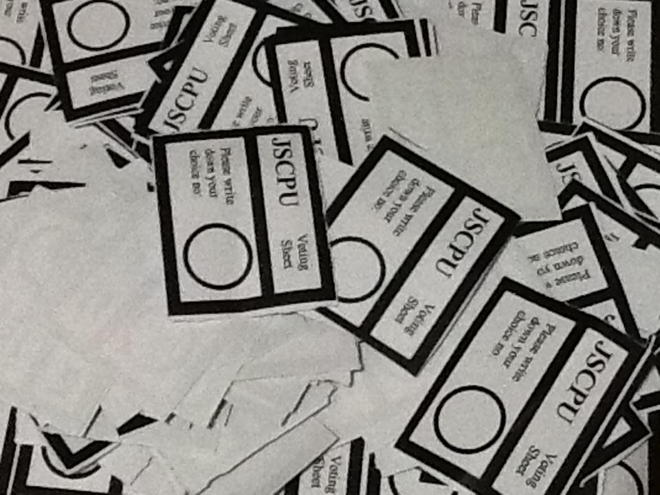 很多人以為做桌遊的人，都是從小就「沉迷遊戲」那一種。桌遊學苑創辦人甄炯雄 Charles卻說，他的起點更像是「需要一個出口」。他一直是偏活動型的人：喜歡組織、喜歡搞活動、喜歡把同學拉在一起做點事。桌遊之於他，後來不只是娛樂，而是一種把人重新聚回來的媒介。