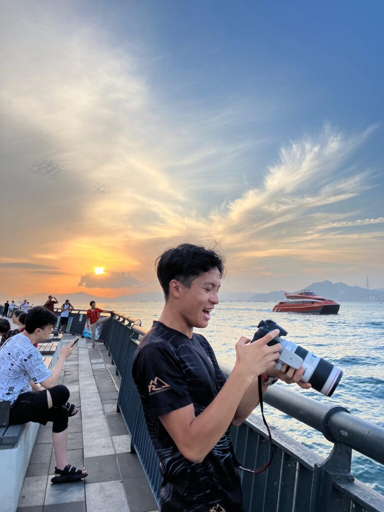 26歲的張家賢（Chris）說話不急，但每句都像在把方向交代好。他在社福機構工作，也很喜歡運動。對他而言，跑步不是把身體推向更快的數字，而是把人生推向更寬的視野。他喜歡規劃、喜歡路線，卻不讓理性把自己困住；相反地，他更傾向用雙腳走出去——少依賴交通工具、不急著走馬看花，用速度換取更深的感受。