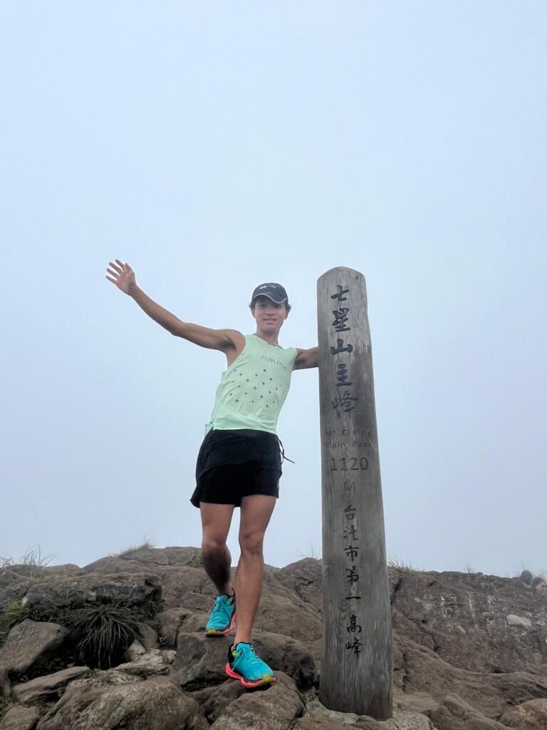 26歲的張家賢（Chris）說話不急，但每句都像在把方向交代好。他在社福機構工作，也很喜歡運動。對他而言，跑步不是把身體推向更快的數字，而是把人生推向更寬的視野。他喜歡規劃、喜歡路線，卻不讓理性把自己困住；相反地，他更傾向用雙腳走出去——少依賴交通工具、不急著走馬看花，用速度換取更深的感受。