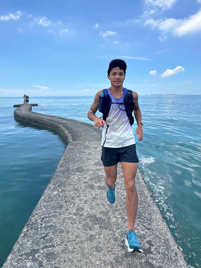 26歲的張家賢（Chris）說話不急，但每句都像在把方向交代好。他在社福機構工作，也很喜歡運動。對他而言，跑步不是把身體推向更快的數字，而是把人生推向更寬的視野。他喜歡規劃、喜歡路線，卻不讓理性把自己困住；相反地，他更傾向用雙腳走出去——少依賴交通工具、不急著走馬看花，用速度換取更深的感受。