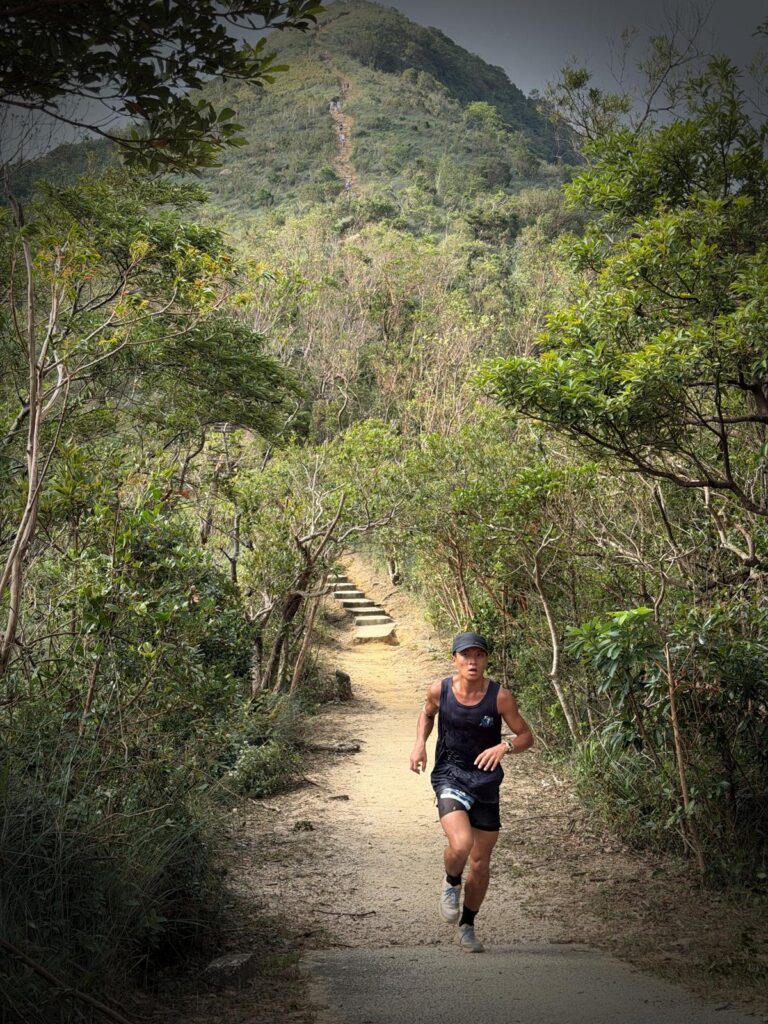 26歲的張家賢（Chris）說話不急，但每句都像在把方向交代好。他在社福機構工作，也很喜歡運動。對他而言，跑步不是把身體推向更快的數字，而是把人生推向更寬的視野。他喜歡規劃、喜歡路線，卻不讓理性把自己困住；相反地，他更傾向用雙腳走出去——少依賴交通工具、不急著走馬看花，用速度換取更深的感受。