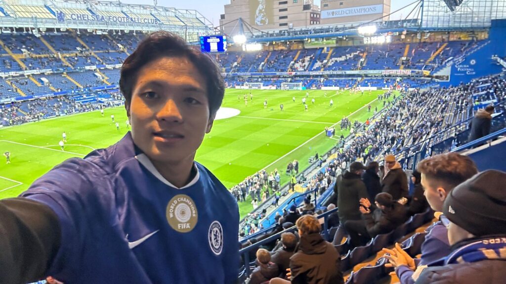 26歲的張家賢（Chris）說話不急，但每句都像在把方向交代好。他在社福機構工作，也很喜歡運動。對他而言，跑步不是把身體推向更快的數字，而是把人生推向更寬的視野。他喜歡規劃、喜歡路線，卻不讓理性把自己困住；相反地，他更傾向用雙腳走出去——少依賴交通工具、不急著走馬看花，用速度換取更深的感受。