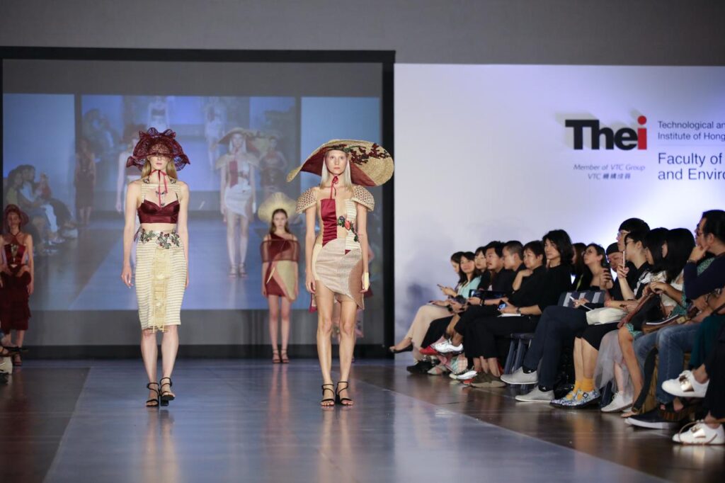 有些文化不是被「保存」下來的，而是被「穿」回生活裡的。2月14日，《第五屆漢文化節》把焦點交到一群年輕創作者手上：他們不滿足於把古裝搬上舞台，而是嘗試把漢服的輪廓、結構與神韻，轉譯成今日也能成立的潮流造型。站在這場《漢服潮著服裝設計大賽》的背後與台前之間，周靖豪 Patryk 既是負責比賽的策劃，也是推動比賽成形的重要角色。從他過往策劃正向主題活動的經驗，到他對中國服飾文化的長期迷戀，都讓這次比賽不只是一場競逐，更像一次把傳統交到新世代手中的接力。