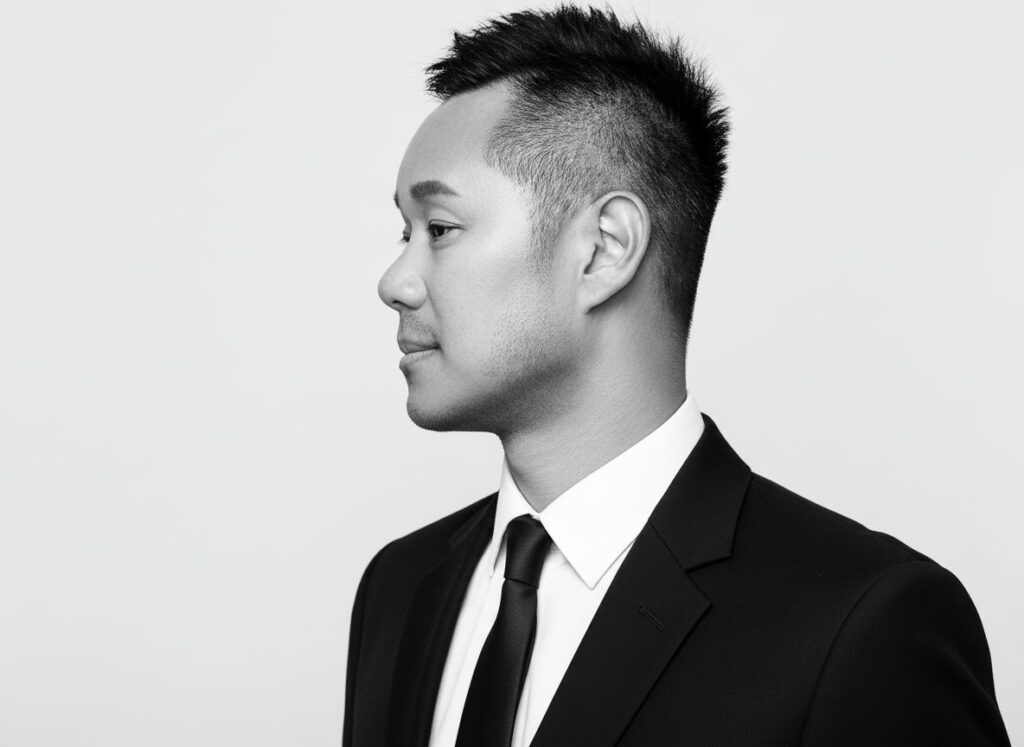 有些文化不是被「保存」下來的，而是被「穿」回生活裡的。2月14日，《第五屆漢文化節》把焦點交到一群年輕創作者手上：他們不滿足於把古裝搬上舞台，而是嘗試把漢服的輪廓、結構與神韻，轉譯成今日也能成立的潮流造型。站在這場《漢服潮著服裝設計大賽》的背後與台前之間，周靖豪 Patryk 既是負責比賽的策劃，也是推動比賽成形的重要角色。從他過往策劃正向主題活動的經驗，到他對中國服飾文化的長期迷戀，都讓這次比賽不只是一場競逐，更像一次把傳統交到新世代手中的接力。