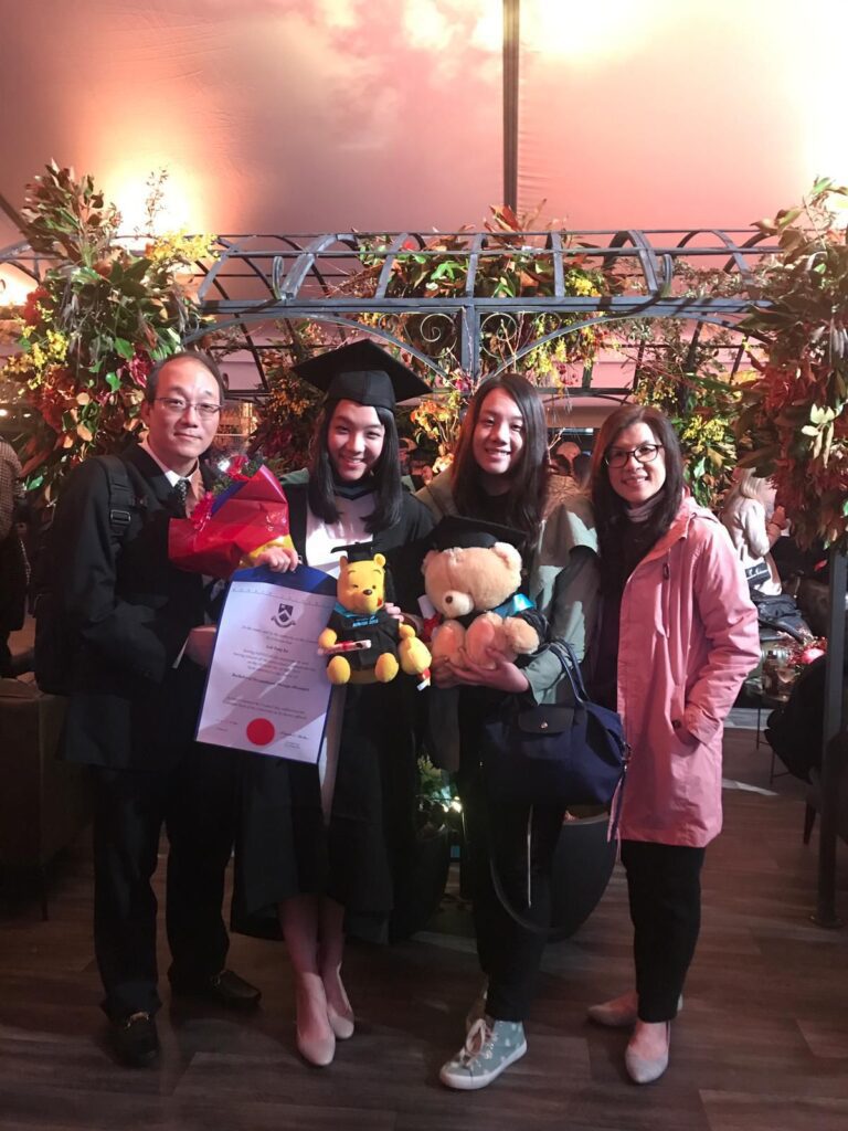 不是每個人都勇敢走上與主流不同的路。顧樂恩 Peony，一位小提琴老師，也是一位在現實與夢想之間，選擇傾聽內心聲音的女性。從本應走入銀行或政府機構的「穩定人生」，到毅然轉身投入音樂教育，她用十五年的時間，教會學生拉小提琴，也教會自己如何在愛與堅持中前行。她的故事，充滿溫度，也充滿力量。