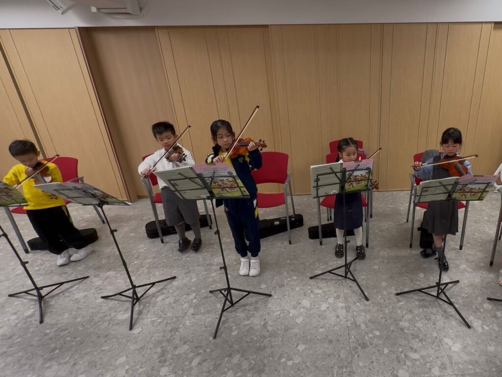 不是每個人都勇敢走上與主流不同的路。顧樂恩 Peony，一位小提琴老師，也是一位在現實與夢想之間，選擇傾聽內心聲音的女性。從本應走入銀行或政府機構的「穩定人生」，到毅然轉身投入音樂教育，她用十五年的時間，教會學生拉小提琴，也教會自己如何在愛與堅持中前行。她的故事，充滿溫度，也充滿力量。