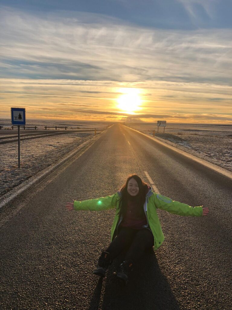 不是每個人都勇敢走上與主流不同的路。顧樂恩 Peony，一位小提琴老師，也是一位在現實與夢想之間，選擇傾聽內心聲音的女性。從本應走入銀行或政府機構的「穩定人生」，到毅然轉身投入音樂教育，她用十五年的時間，教會學生拉小提琴，也教會自己如何在愛與堅持中前行。她的故事，充滿溫度，也充滿力量。