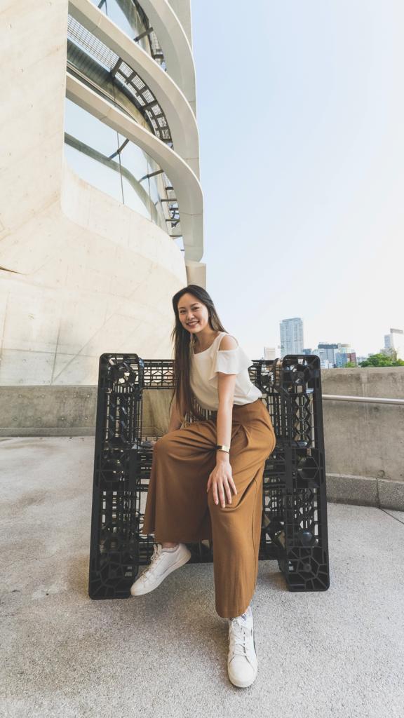 當一台廚餘處理機不只是解決垃圾問題,而能走進校園教育、連結社區居民、甚至啟發國際關注時,我們知道它不只是一項科技,而是一場被設計出來的社會行動。這正是 JAPJAP 創辦人 陳文慧(Rosie) 正在做的事。她利用黑水虻設計出一個能讓人參與、學習、共享的廚餘處理系統,讓資源循環不再只是理論,而是可見、可感、可實踐的日常。