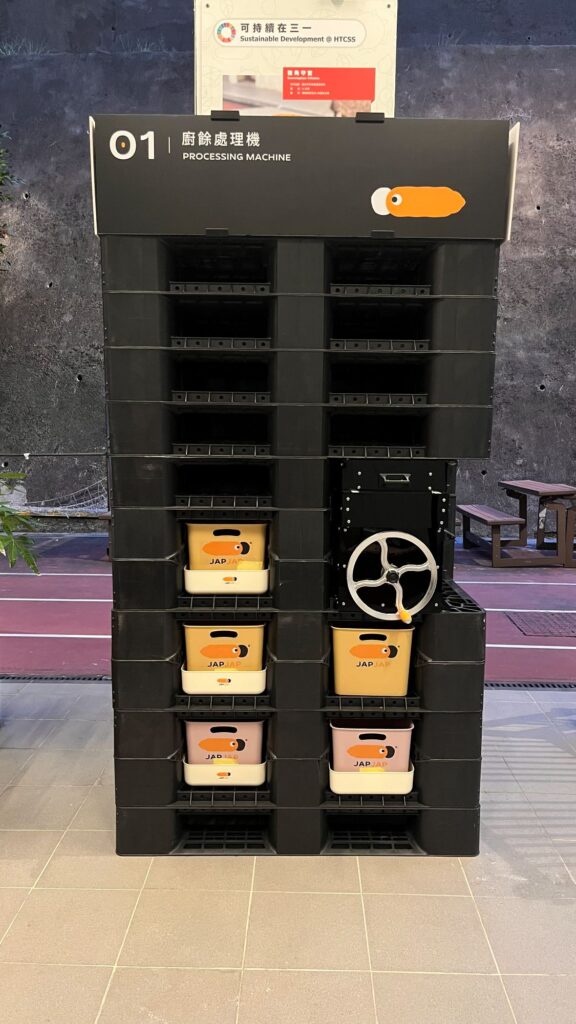 在許多人眼中,廚餘只是「垃圾」,昆蟲則是「令人感到不安的東西」。但對陳文慧(Rosie)而言,這些被忽略的元素,正是她創造未來的起點。Roise設計出一台以黑水虻為核心的智能廚餘處理機,讓學生學習環保、社區實踐循環經濟,並為香港這座城市帶來一場由下而上的綠色革命。