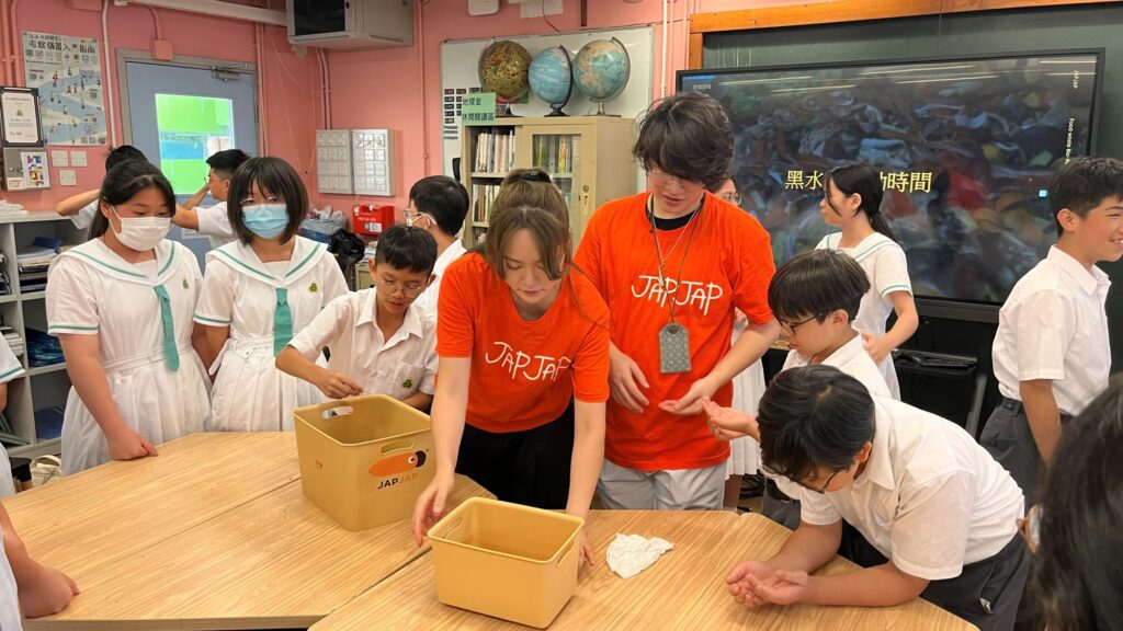 在這座講求效率與資源的城市裡，一位來自設計與工程背年輕女性，正透過創新系統的實踐，重新定義我們與廚餘、城市資源循環的關係。她是陳文慧（Rosie），畢業於香港理工大學，從設計到工程，她的跨領域背景，加上學術與實務的累積，成為她推動廚餘解決方案的重要基石。她與團隊研發的，不僅是一台廚餘處理機，而是一整套結合科技、教育與社區參與的系統。這個系統已經讓無數中小學生、社區居民，甚至國際組織重新看見「垃圾」的價值。在資源有限、挑戰重重的環境中，她以實踐者的姿態走在最前線，用行動證明：創新不是來自標籤，而是源於深耕、連結與不懈的實驗精神。