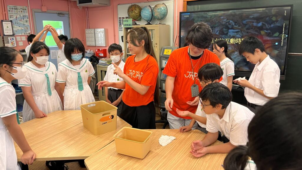 當一台廚餘處理機不只是解決垃圾問題,而能走進校園教育、連結社區居民、甚至啟發國際關注時,我們知道它不只是一項科技,而是一場被設計出來的社會行動。這正是 JAPJAP 創辦人 陳文慧(Rosie) 正在做的事。她利用黑水虻設計出一個能讓人參與、學習、共享的廚餘處理系統,讓資源循環不再只是理論,而是可見、可感、可實踐的日常。