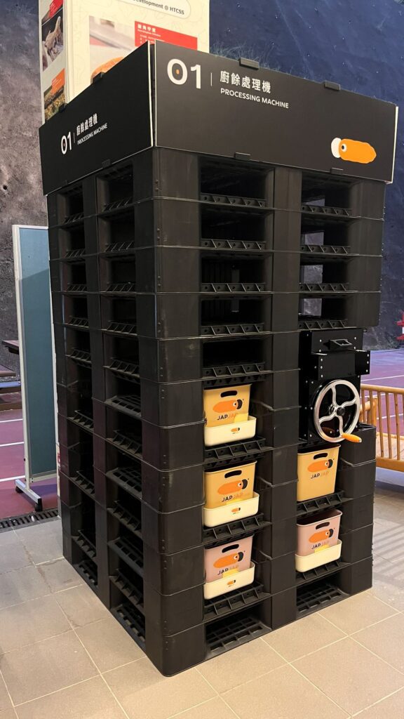 在許多人眼中,廚餘只是「垃圾」,昆蟲則是「令人感到不安的東西」。但對陳文慧(Rosie)而言,這些被忽略的元素,正是她創造未來的起點。Roise設計出一台以黑水虻為核心的智能廚餘處理機,讓學生學習環保、社區實踐循環經濟,並為香港這座城市帶來一場由下而上的綠色革命。