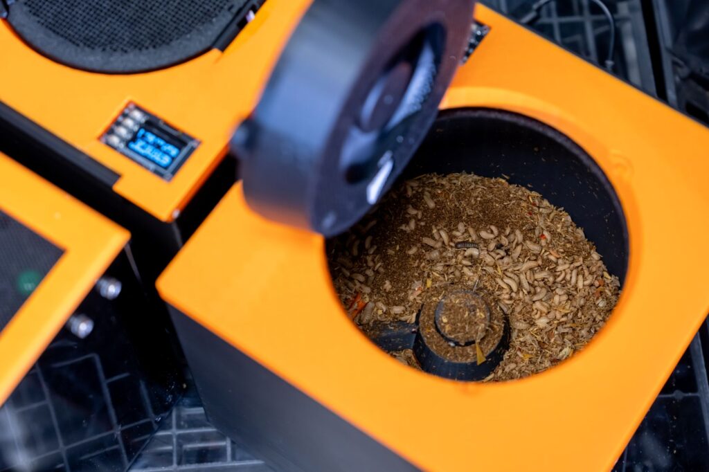 在許多人眼中,廚餘只是「垃圾」,昆蟲則是「令人感到不安的東西」。但對陳文慧(Rosie)而言,這些被忽略的元素,正是她創造未來的起點。Roise設計出一台以黑水虻為核心的智能廚餘處理機,讓學生學習環保、社區實踐循環經濟,並為香港這座城市帶來一場由下而上的綠色革命。