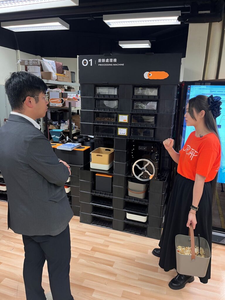 在這座講求效率與資源的城市裡，一位來自設計與工程背年輕女性，正透過創新系統的實踐，重新定義我們與廚餘、城市資源循環的關係。她是陳文慧（Rosie），畢業於香港理工大學，從設計到工程，她的跨領域背景，加上學術與實務的累積，成為她推動廚餘解決方案的重要基石。她與團隊研發的，不僅是一台廚餘處理機，而是一整套結合科技、教育與社區參與的系統。這個系統已經讓無數中小學生、社區居民，甚至國際組織重新看見「垃圾」的價值。在資源有限、挑戰重重的環境中，她以實踐者的姿態走在最前線，用行動證明：創新不是來自標籤，而是源於深耕、連結與不懈的實驗精神。