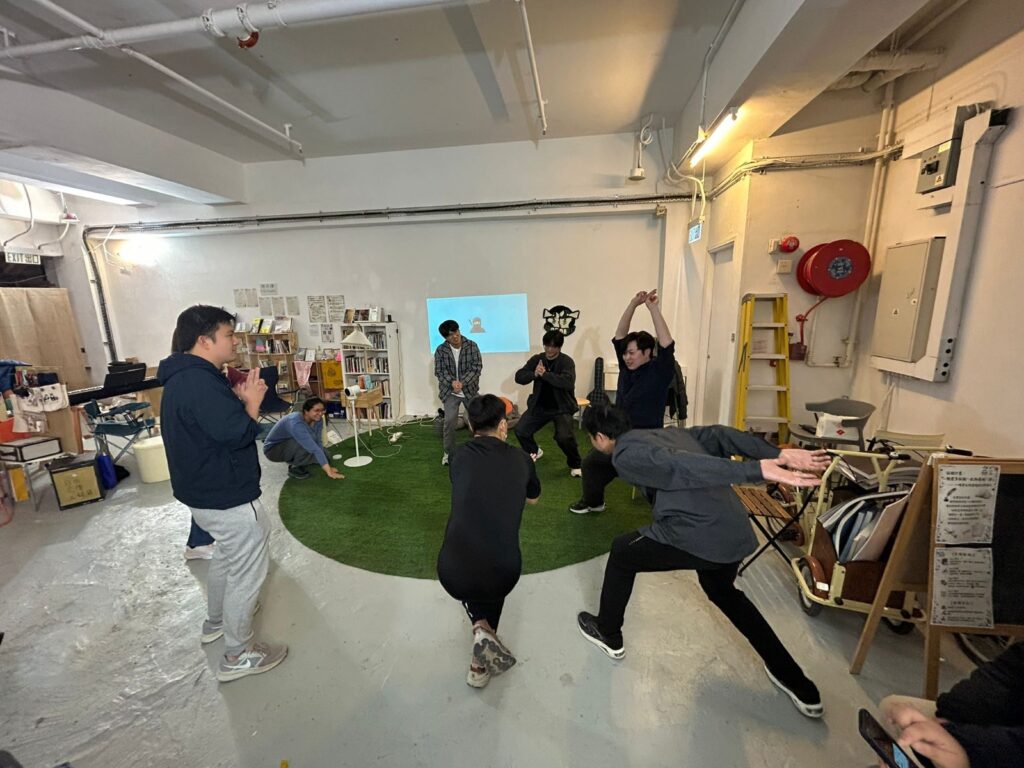 符國政所談的遊戲設計,往往由「人」開始:玩家是誰、在桌邊會出現甚麼表情與停頓、故事如何在互動之間被講出來。他相信做遊戲很關鍵的一步,是坐下來聽玩家講故事,從氣氛與反應裡找出真正的設計答案。由電子遊戲走到桌遊、由多媒體創作收束到更聚焦的設計實務,他用一條帶著轉折的路徑,示範遊戲可以同時是作品、是產品,也是一種讓陌生人建立連結的方式——而這一切,最後都指向他常說的那句話:要做到「大家都好」。作為遊戲設計師,同時在香港理工大學多媒體創娛理學碩士課程擔任客席講師,他把創作與教學放在同一條線上思考:設計既關乎好玩,也關乎理解玩家、回應現實,並讓作品有能力長久地走下去。