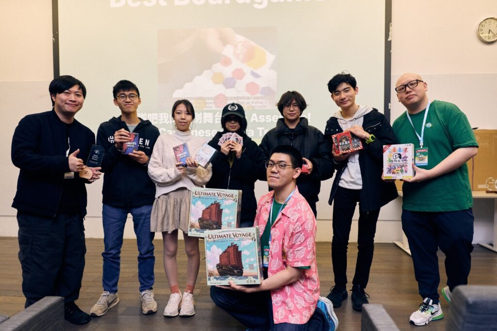 符國政所談的遊戲設計,往往由「人」開始:玩家是誰、在桌邊會出現甚麼表情與停頓、故事如何在互動之間被講出來。他相信做遊戲很關鍵的一步,是坐下來聽玩家講故事,從氣氛與反應裡找出真正的設計答案。由電子遊戲走到桌遊、由多媒體創作收束到更聚焦的設計實務,他用一條帶著轉折的路徑,示範遊戲可以同時是作品、是產品,也是一種讓陌生人建立連結的方式——而這一切,最後都指向他常說的那句話:要做到「大家都好」。作為遊戲設計師,同時在香港理工大學多媒體創娛理學碩士課程擔任客席講師,他把創作與教學放在同一條線上思考:設計既關乎好玩,也關乎理解玩家、回應現實,並讓作品有能力長久地走下去。