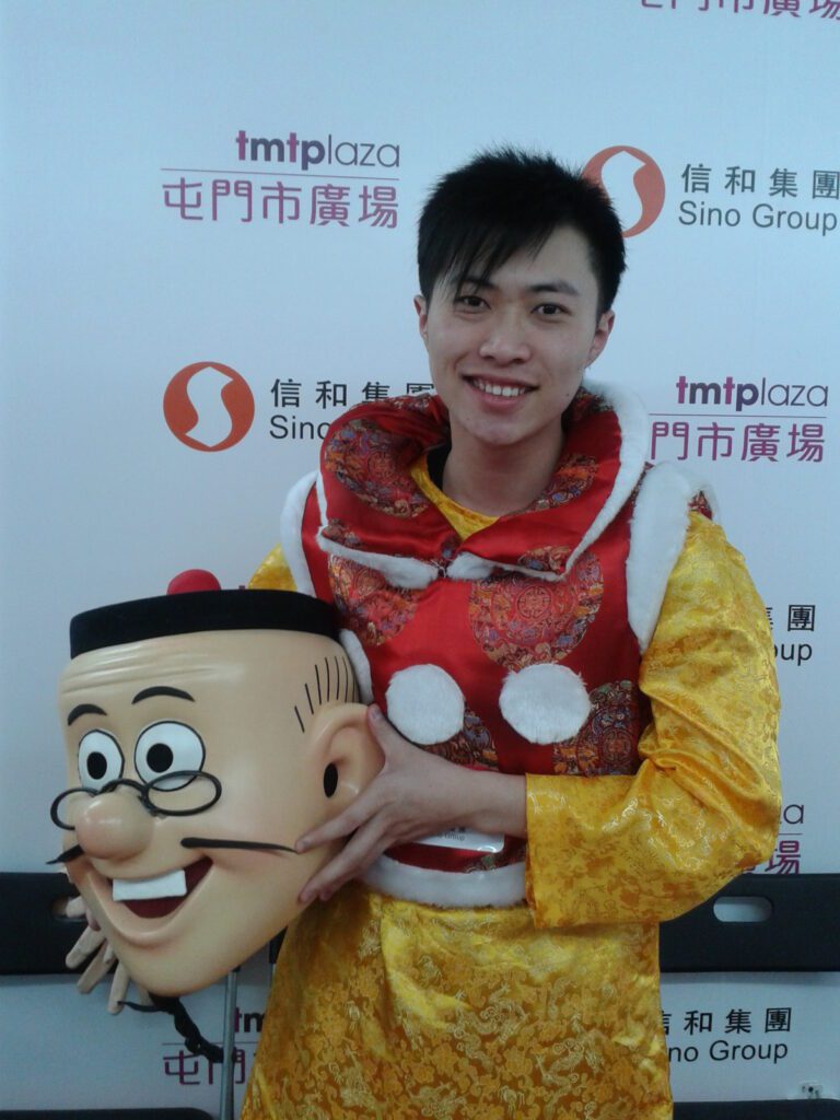 符國政所談的遊戲設計,往往由「人」開始:玩家是誰、在桌邊會出現甚麼表情與停頓、故事如何在互動之間被講出來。他相信做遊戲很關鍵的一步,是坐下來聽玩家講故事,從氣氛與反應裡找出真正的設計答案。由電子遊戲走到桌遊、由多媒體創作收束到更聚焦的設計實務,他用一條帶著轉折的路徑,示範遊戲可以同時是作品、是產品,也是一種讓陌生人建立連結的方式——而這一切,最後都指向他常說的那句話:要做到「大家都好」。作為遊戲設計師,同時在香港理工大學多媒體創娛理學碩士課程擔任客席講師,他把創作與教學放在同一條線上思考:設計既關乎好玩,也關乎理解玩家、回應現實,並讓作品有能力長久地走下去。