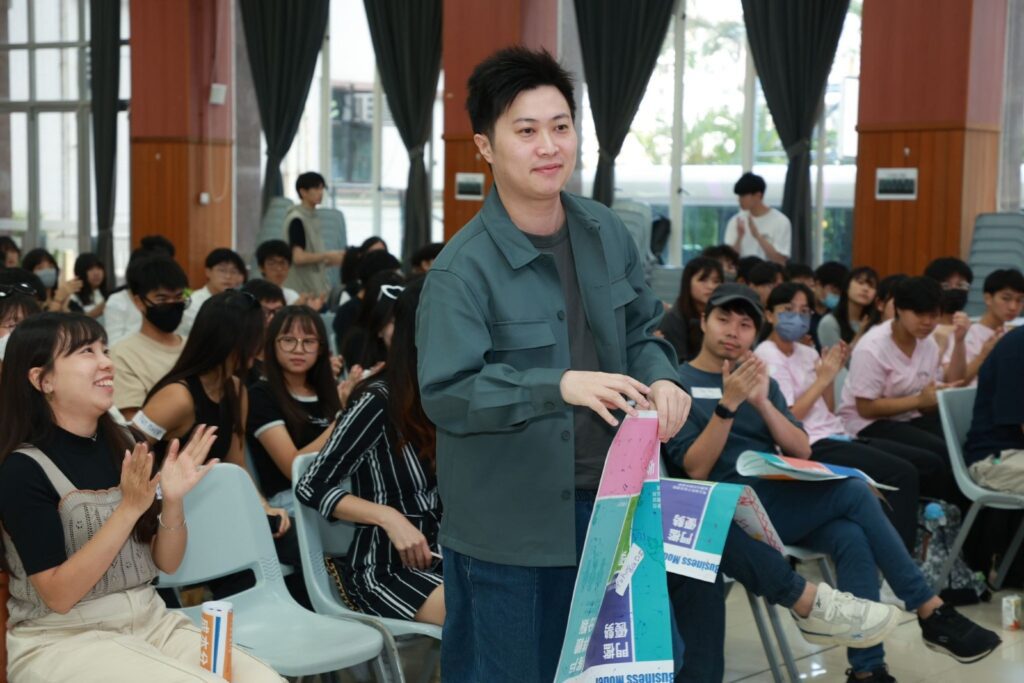 符國政所談的遊戲設計,往往由「人」開始:玩家是誰、在桌邊會出現甚麼表情與停頓、故事如何在互動之間被講出來。他相信做遊戲很關鍵的一步,是坐下來聽玩家講故事,從氣氛與反應裡找出真正的設計答案。由電子遊戲走到桌遊、由多媒體創作收束到更聚焦的設計實務,他用一條帶著轉折的路徑,示範遊戲可以同時是作品、是產品,也是一種讓陌生人建立連結的方式——而這一切,最後都指向他常說的那句話:要做到「大家都好」。作為遊戲設計師,同時在香港理工大學多媒體創娛理學碩士課程擔任客席講師,他把創作與教學放在同一條線上思考:設計既關乎好玩,也關乎理解玩家、回應現實,並讓作品有能力長久地走下去。