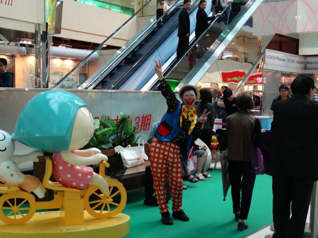 符國政所談的遊戲設計,往往由「人」開始:玩家是誰、在桌邊會出現甚麼表情與停頓、故事如何在互動之間被講出來。他相信做遊戲很關鍵的一步,是坐下來聽玩家講故事,從氣氛與反應裡找出真正的設計答案。由電子遊戲走到桌遊、由多媒體創作收束到更聚焦的設計實務,他用一條帶著轉折的路徑,示範遊戲可以同時是作品、是產品,也是一種讓陌生人建立連結的方式——而這一切,最後都指向他常說的那句話:要做到「大家都好」。作為遊戲設計師,同時在香港理工大學多媒體創娛理學碩士課程擔任客席講師,他把創作與教學放在同一條線上思考:設計既關乎好玩,也關乎理解玩家、回應現實,並讓作品有能力長久地走下去。