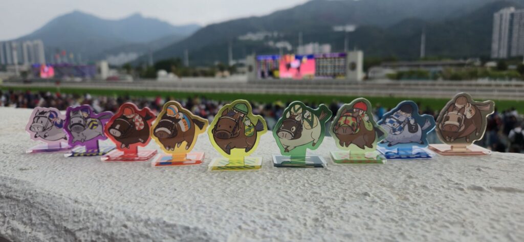 在香港，賽馬往往被簡化成一件事：下注、輸贏、刺激；桌遊也常被分成兩類：一類靠氣氛帶動，另一類規則多、門檻高。符國政做的卻是第三種選擇：他把賽馬那種節奏與張力放進桌遊，保留期待與投入感，同時抽走賭博帶來的損失；他又把原本很難共存的記憶元素與派對互動拼在一起，令新手易入門、熟手亦玩得出判斷與策略。他的設計過程，由等待時機、反覆試玩到多次推翻重做，拆解一款本土題材作品如何在「好玩」以外，仍能把價值與文化感放進機制之中，讓更多人願意打開盒、坐低玩，甚至把它變成家庭聚會和教學活動的共同語言。