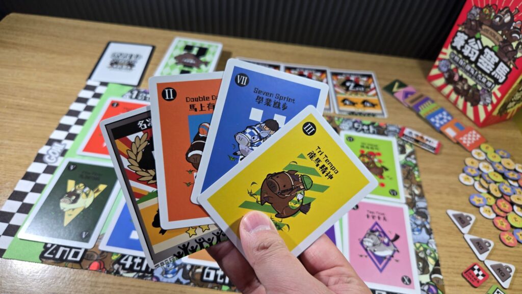 在香港，賽馬往往被簡化成一件事：下注、輸贏、刺激；桌遊也常被分成兩類：一類靠氣氛帶動，另一類規則多、門檻高。符國政做的卻是第三種選擇：他把賽馬那種節奏與張力放進桌遊，保留期待與投入感，同時抽走賭博帶來的損失；他又把原本很難共存的記憶元素與派對互動拼在一起，令新手易入門、熟手亦玩得出判斷與策略。他的設計過程，由等待時機、反覆試玩到多次推翻重做，拆解一款本土題材作品如何在「好玩」以外，仍能把價值與文化感放進機制之中，讓更多人願意打開盒、坐低玩，甚至把它變成家庭聚會和教學活動的共同語言。