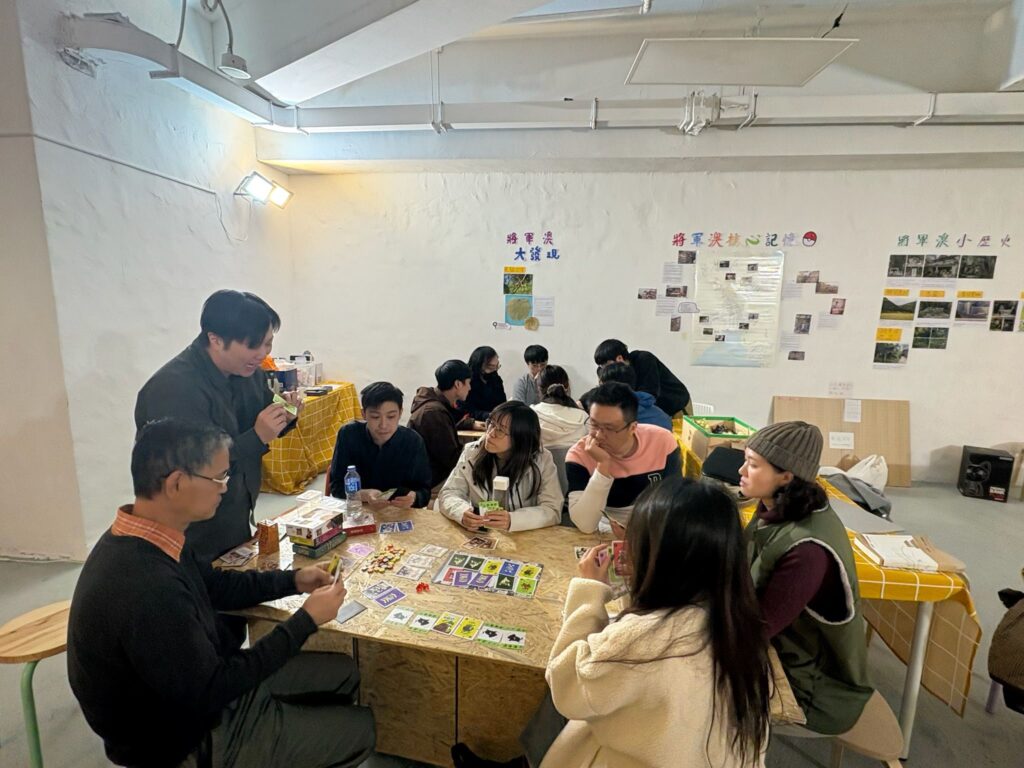 在香港，賽馬往往被簡化成一件事：下注、輸贏、刺激；桌遊也常被分成兩類：一類靠氣氛帶動，另一類規則多、門檻高。符國政做的卻是第三種選擇：他把賽馬那種節奏與張力放進桌遊，保留期待與投入感，同時抽走賭博帶來的損失；他又把原本很難共存的記憶元素與派對互動拼在一起，令新手易入門、熟手亦玩得出判斷與策略。他的設計過程，由等待時機、反覆試玩到多次推翻重做，拆解一款本土題材作品如何在「好玩」以外，仍能把價值與文化感放進機制之中，讓更多人願意打開盒、坐低玩，甚至把它變成家庭聚會和教學活動的共同語言。