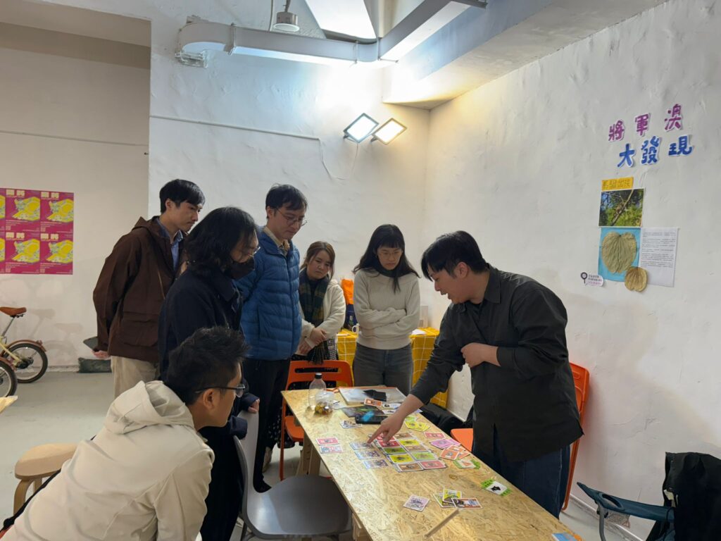 在香港，賽馬往往被簡化成一件事：下注、輸贏、刺激；桌遊也常被分成兩類：一類靠氣氛帶動，另一類規則多、門檻高。符國政做的卻是第三種選擇：他把賽馬那種節奏與張力放進桌遊，保留期待與投入感，同時抽走賭博帶來的損失；他又把原本很難共存的記憶元素與派對互動拼在一起，令新手易入門、熟手亦玩得出判斷與策略。他的設計過程，由等待時機、反覆試玩到多次推翻重做，拆解一款本土題材作品如何在「好玩」以外，仍能把價值與文化感放進機制之中，讓更多人願意打開盒、坐低玩，甚至把它變成家庭聚會和教學活動的共同語言。