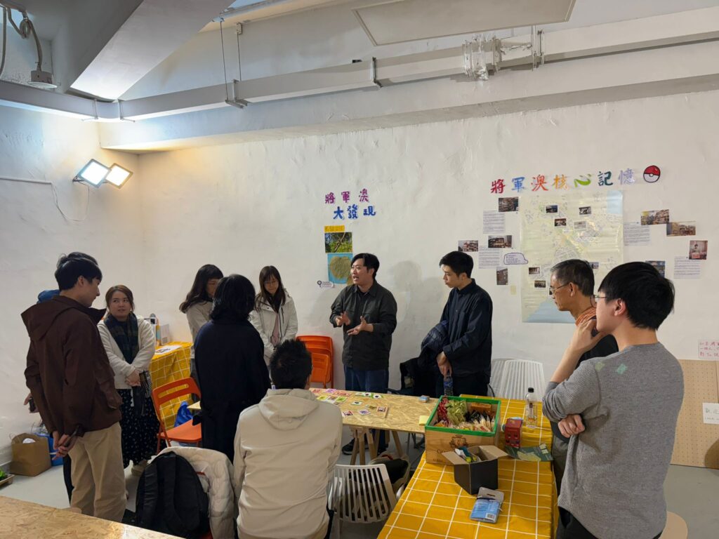 在香港，賽馬往往被簡化成一件事：下注、輸贏、刺激；桌遊也常被分成兩類：一類靠氣氛帶動，另一類規則多、門檻高。符國政做的卻是第三種選擇：他把賽馬那種節奏與張力放進桌遊，保留期待與投入感，同時抽走賭博帶來的損失；他又把原本很難共存的記憶元素與派對互動拼在一起，令新手易入門、熟手亦玩得出判斷與策略。他的設計過程，由等待時機、反覆試玩到多次推翻重做，拆解一款本土題材作品如何在「好玩」以外，仍能把價值與文化感放進機制之中，讓更多人願意打開盒、坐低玩，甚至把它變成家庭聚會和教學活動的共同語言。