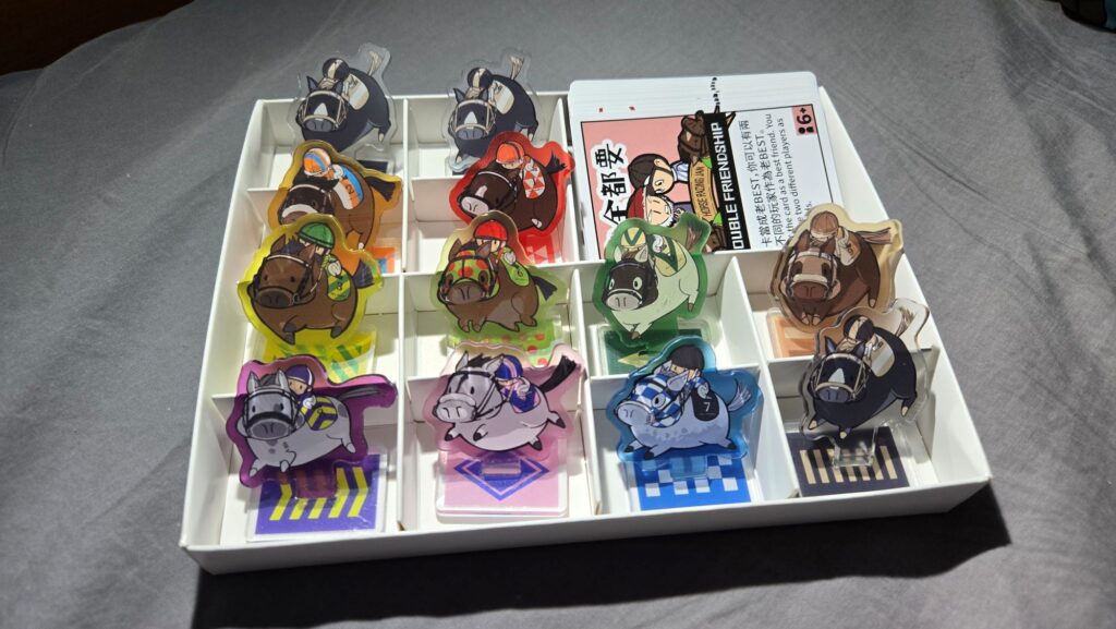 在香港，賽馬往往被簡化成一件事：下注、輸贏、刺激；桌遊也常被分成兩類：一類靠氣氛帶動，另一類規則多、門檻高。符國政做的卻是第三種選擇：他把賽馬那種節奏與張力放進桌遊，保留期待與投入感，同時抽走賭博帶來的損失；他又把原本很難共存的記憶元素與派對互動拼在一起，令新手易入門、熟手亦玩得出判斷與策略。他的設計過程，由等待時機、反覆試玩到多次推翻重做，拆解一款本土題材作品如何在「好玩」以外，仍能把價值與文化感放進機制之中，讓更多人願意打開盒、坐低玩，甚至把它變成家庭聚會和教學活動的共同語言。