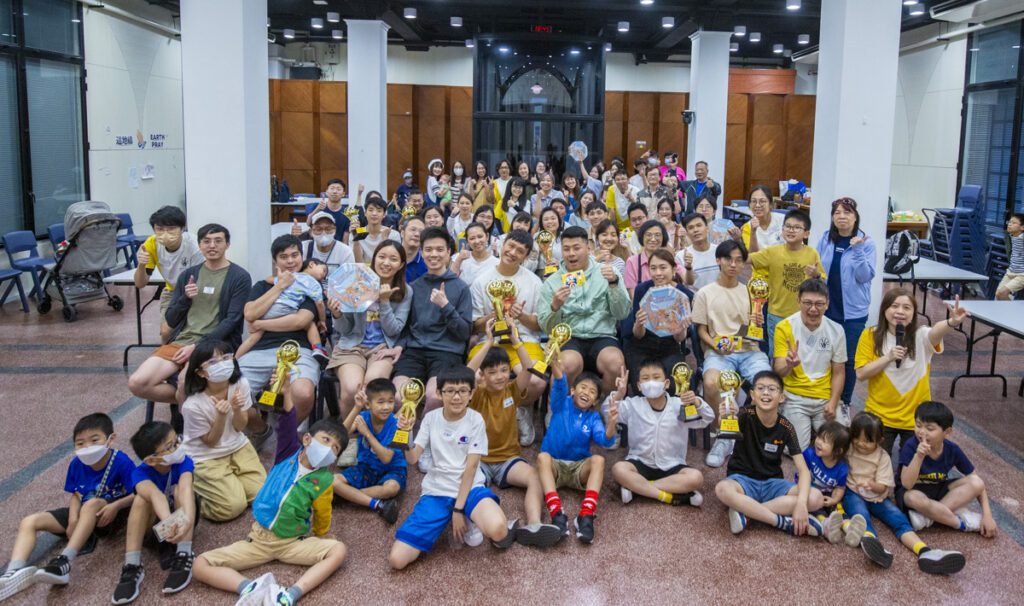 在香港，「比賽」往往意味著名次與壓力；但這個桌遊大賽的氣氛，反而更像一張被鋪好的長桌——邀請人坐下來，先玩一局，然後慢慢認識彼此。第三屆「香港基督教桌遊大賽」由 易處同在事工 The Aslan Spirit 及 與星同行事工 SEN:D Ministry 共同主辦，並由一班熱愛桌遊的教會同工、弟兄姊妹合力籌備。活動希望連結教會內外的肢體，亦歡迎非基督徒朋友參與，讓大家共享空間作練習場地，並以桌遊作媒介，與參加者同樂同行——把「相遇」變得更自然，把「同行」變得更容易開始。