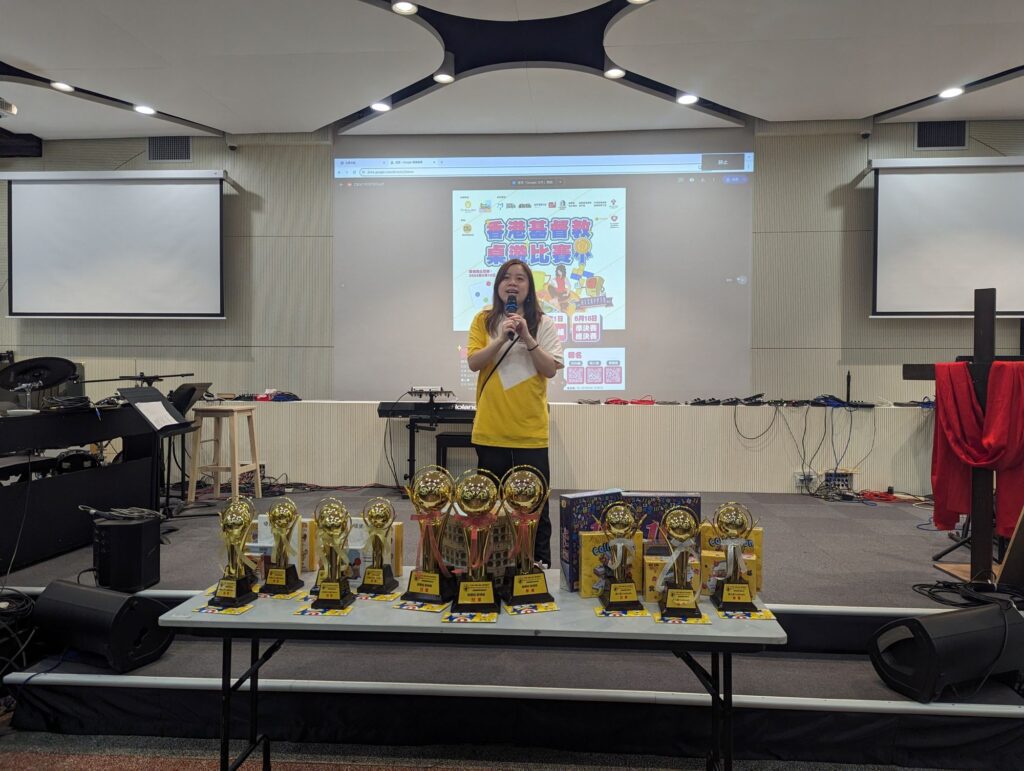 在香港，「比賽」往往意味著名次與壓力；但這個桌遊大賽的氣氛，反而更像一張被鋪好的長桌——邀請人坐下來，先玩一局，然後慢慢認識彼此。第三屆「香港基督教桌遊大賽」由 易處同在事工 The Aslan Spirit 及 與星同行事工 SEN:D Ministry 共同主辦，並由一班熱愛桌遊的教會同工、弟兄姊妹合力籌備。活動希望連結教會內外的肢體，亦歡迎非基督徒朋友參與，讓大家共享空間作練習場地，並以桌遊作媒介，與參加者同樂同行——把「相遇」變得更自然，把「同行」變得更容易開始。