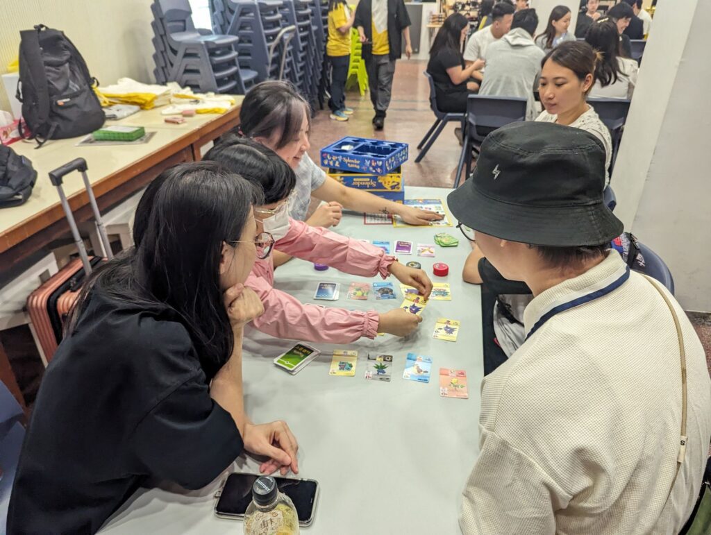 在香港，「比賽」往往意味著名次與壓力；但這個桌遊大賽的氣氛，反而更像一張被鋪好的長桌——邀請人坐下來，先玩一局，然後慢慢認識彼此。第三屆「香港基督教桌遊大賽」由 易處同在事工 The Aslan Spirit 及 與星同行事工 SEN:D Ministry 共同主辦，並由一班熱愛桌遊的教會同工、弟兄姊妹合力籌備。活動希望連結教會內外的肢體，亦歡迎非基督徒朋友參與，讓大家共享空間作練習場地，並以桌遊作媒介，與參加者同樂同行——把「相遇」變得更自然，把「同行」變得更容易開始。