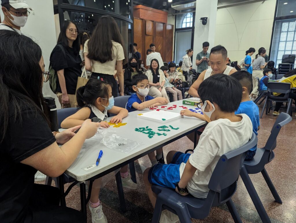 在香港，「比賽」往往意味著名次與壓力；但這個桌遊大賽的氣氛，反而更像一張被鋪好的長桌——邀請人坐下來，先玩一局，然後慢慢認識彼此。第三屆「香港基督教桌遊大賽」由 易處同在事工 The Aslan Spirit 及 與星同行事工 SEN:D Ministry 共同主辦，並由一班熱愛桌遊的教會同工、弟兄姊妹合力籌備。活動希望連結教會內外的肢體，亦歡迎非基督徒朋友參與，讓大家共享空間作練習場地，並以桌遊作媒介，與參加者同樂同行——把「相遇」變得更自然，把「同行」變得更容易開始。
