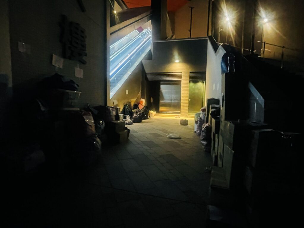 宏福苑火災後,避難中心裡的人需要的往往不是更多指令,而是一個能讓情緒慢慢落地的陪伴。關靜文Queenie從下午四點守到翌日清晨六點,十多個小時不斷巡視災民:有人因燈光難以入睡,她用兩塊布和夾子替他遮出一個能安心休息的角落;一個一年級男孩走來請她出幾道數學題,竟成了孩子在驚嚇後第一次重新開口;而在更沉重的時刻,她也陪家屬走過認領遺體的路。這篇文章想寫的不是英雄傳,而是那些看似微小、卻能在混亂裡撫慰人心的行動。