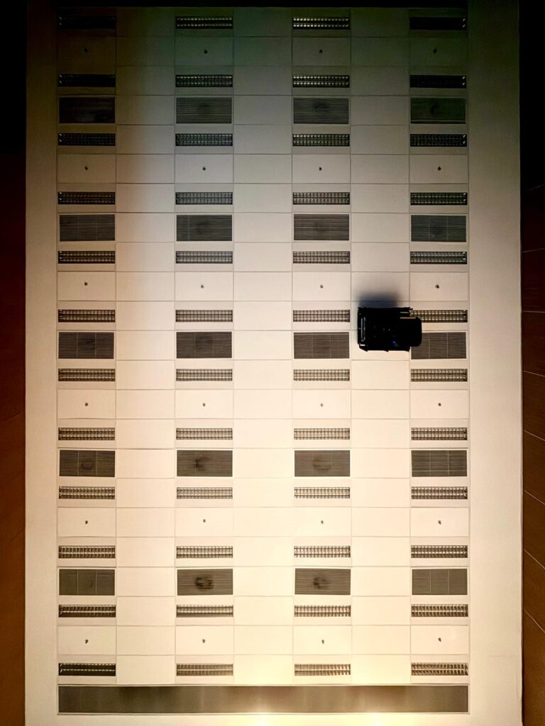 宏福苑火災後,避難中心裡的人需要的往往不是更多指令,而是一個能讓情緒慢慢落地的陪伴。關靜文Queenie從下午四點守到翌日清晨六點,十多個小時不斷巡視災民:有人因燈光難以入睡,她用兩塊布和夾子替他遮出一個能安心休息的角落;一個一年級男孩走來請她出幾道數學題,竟成了孩子在驚嚇後第一次重新開口;而在更沉重的時刻,她也陪家屬走過認領遺體的路。這篇文章想寫的不是英雄傳,而是那些看似微小、卻能在混亂裡撫慰人心的行動。