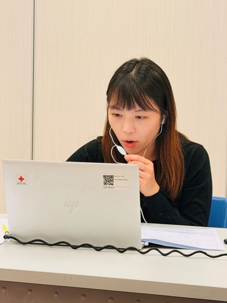 宏福苑火災後,避難中心裡的人需要的往往不是更多指令,而是一個能讓情緒慢慢落地的陪伴。關靜文Queenie從下午四點守到翌日清晨六點,十多個小時不斷巡視災民:有人因燈光難以入睡,她用兩塊布和夾子替他遮出一個能安心休息的角落;一個一年級男孩走來請她出幾道數學題,竟成了孩子在驚嚇後第一次重新開口;而在更沉重的時刻,她也陪家屬走過認領遺體的路。這篇文章想寫的不是英雄傳,而是那些看似微小、卻能在混亂裡撫慰人心的行動。