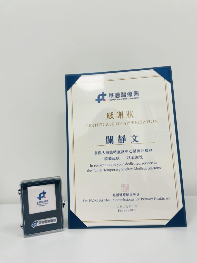 宏福苑火災後，避難中心裡的人需要的往往不是更多指令，而是一個能讓情緒慢慢落地的陪伴。關靜文Queenie從下午四點守到翌日清晨六點，十多個小時不斷巡視災民：有人因燈光難以入睡，她用兩塊布和夾子替他遮出一個能安心休息的角落；一個一年級男孩走來請她出幾道數學題，竟成了孩子在驚嚇後第一次重新開口；而在更沉重的時刻，她也陪家屬走過認領遺體的路。這篇文章想寫的不是英雄傳，而是那些看似微小、卻能在混亂裡撫慰人心的行動。