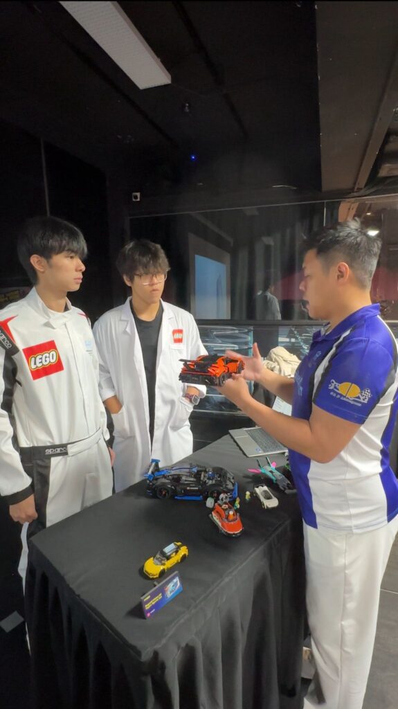 談賽車,最容易被記住的是速度;但真正令人著迷的,其實是「為甚麼他可以那麼快、為甚麼入彎要那樣做、為甚麼一個細小動作會影響整個結果」。今次專訪香港賽車學校創辦人、香港知名賽車手冼浩明(Senna),我們不想只停留在成績,而是走進他最新一次的策劃——LEGO 聯同香港賽車學校及室內飄移車遊樂場 PowerPlay Arena 合作的香港首個「樂高®小車神」特訓班。