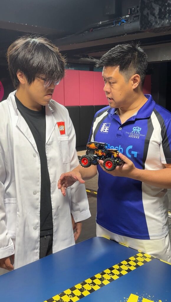 談賽車,最容易被記住的是速度;但真正令人著迷的,其實是「為甚麼他可以那麼快、為甚麼入彎要那樣做、為甚麼一個細小動作會影響整個結果」。今次專訪香港賽車學校創辦人、香港知名賽車手冼浩明(Senna),我們不想只停留在成績,而是走進他最新一次的策劃——LEGO 聯同香港賽車學校及室內飄移車遊樂場 PowerPlay Arena 合作的香港首個「樂高®小車神」特訓班。