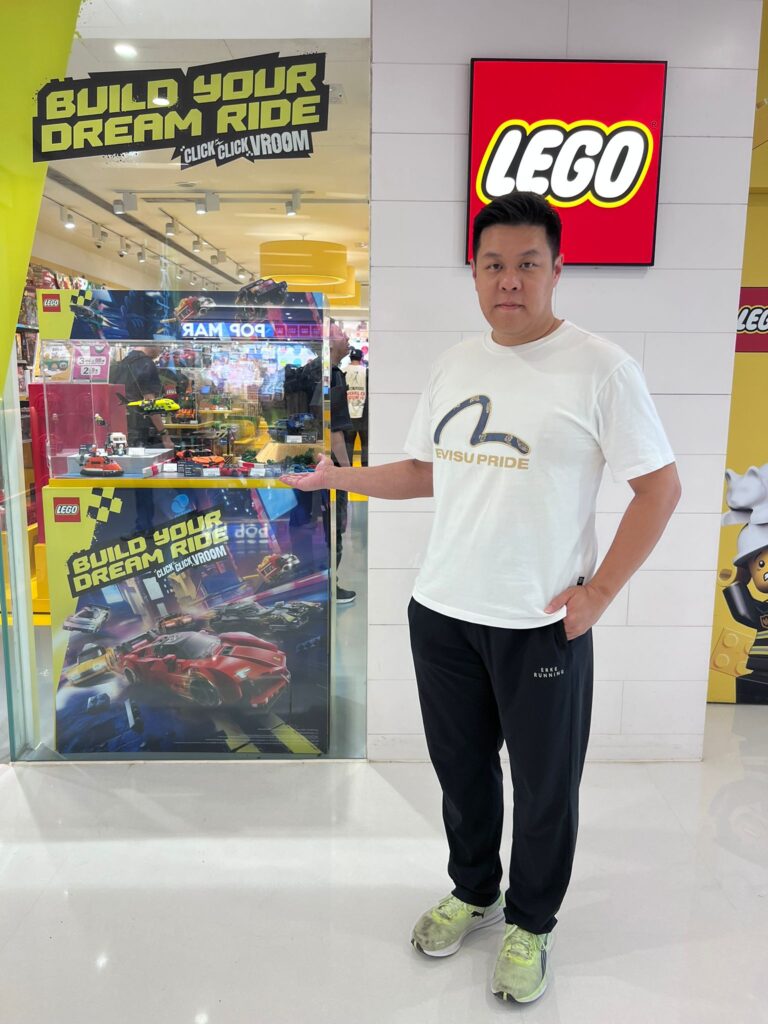 談賽車,最容易被記住的是速度;但真正令人著迷的,其實是「為甚麼他可以那麼快、為甚麼入彎要那樣做、為甚麼一個細小動作會影響整個結果」。今次專訪香港賽車學校創辦人、香港知名賽車手冼浩明(Senna),我們不想只停留在成績,而是走進他最新一次的策劃——LEGO 聯同香港賽車學校及室內飄移車遊樂場 PowerPlay Arena 合作的香港首個「樂高®小車神」特訓班。